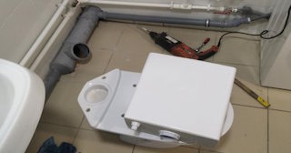 Установка напольного унитаза в Бузулуке: монтаж под ключ от СантехДомБзл от 5221 рублей.