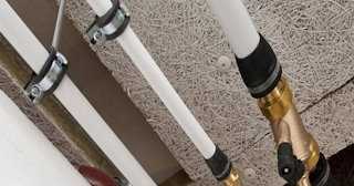 Замена труб водоснабжения в квартире: цена от 2089 руб. - СантехДомБзл